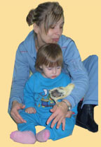 ילדה ומטפלת עם אפרוח