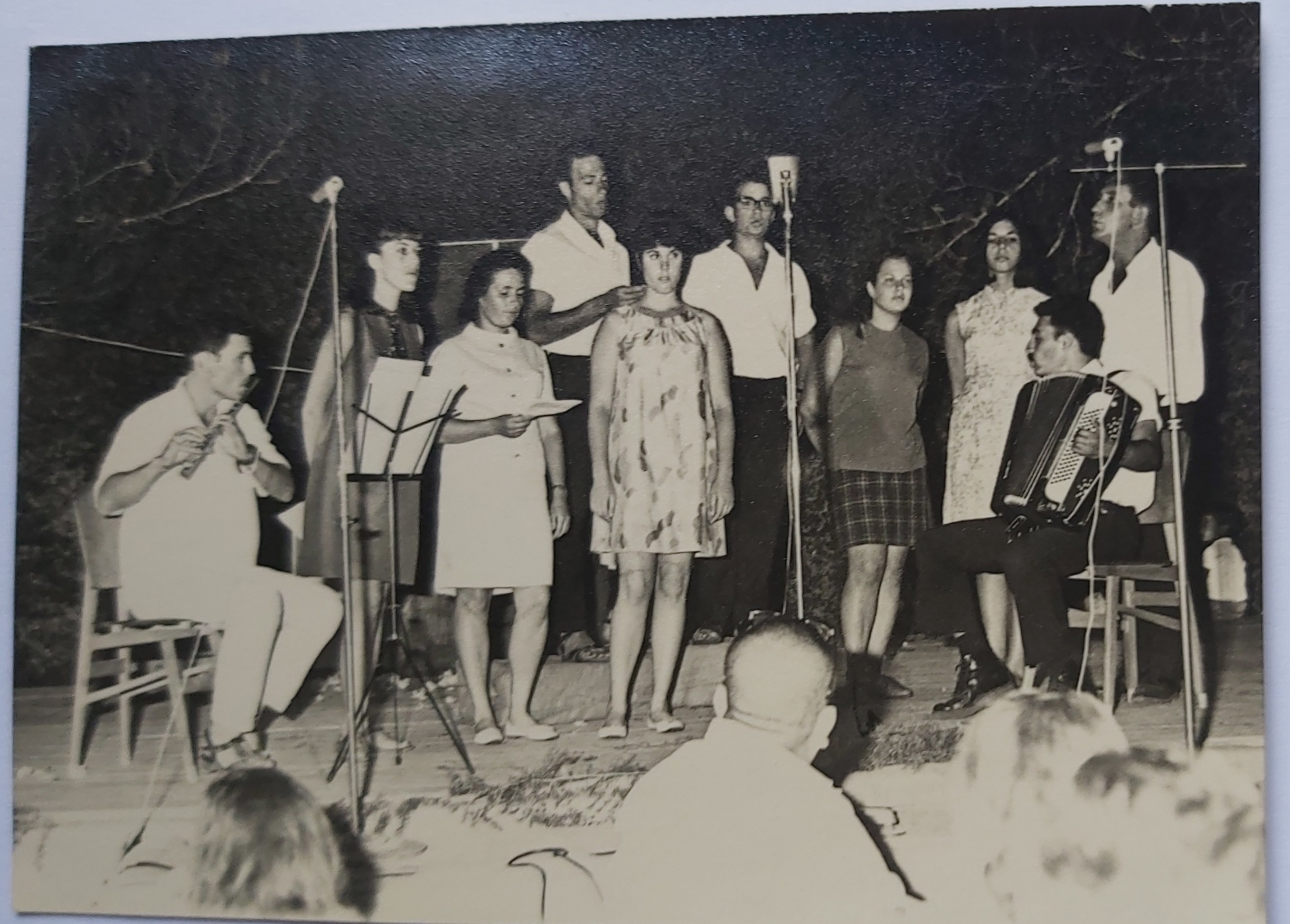 שייקה פייקוב עם האקורדיון, מימין פנחס לויתן, אסתי וולף, ברכה רייכמן, שלום מוסקוביץ', אליקה קליימן, מנחם גופר, זוהר ארבל, אפרת שוורצמן, עם החליל אבי (אבשלום) פורת