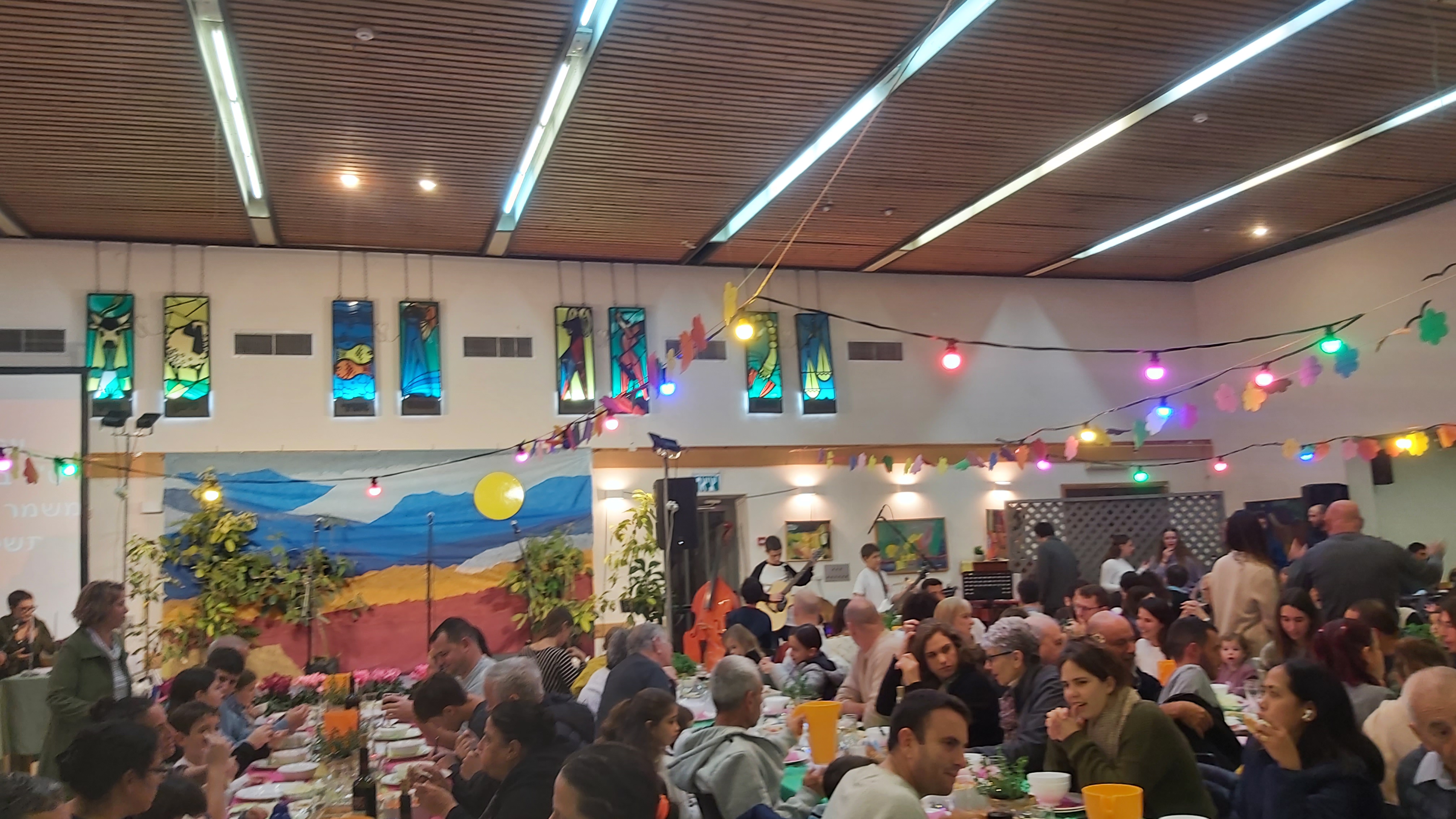 חדר אוכל נשמר השרון בטו בשבט עם יצירת המזלות 2023